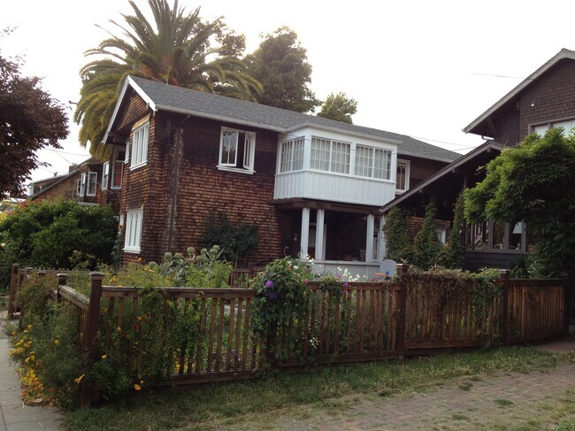 Lado este de la casa, solárium, dormitorio delantero - 2615 Parker St