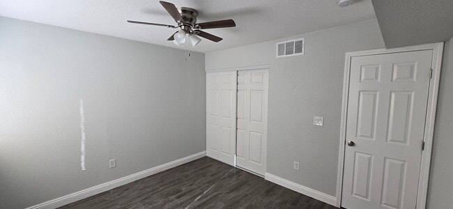 Building Photo - 1405 E Vegas Valley Dr