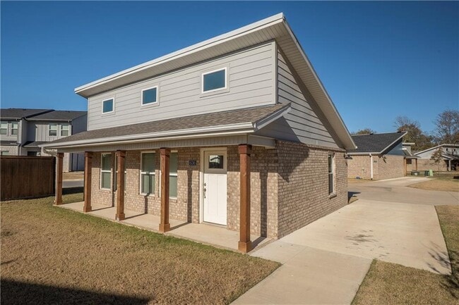 Building Photo - 636 N Honey Locust Bnd