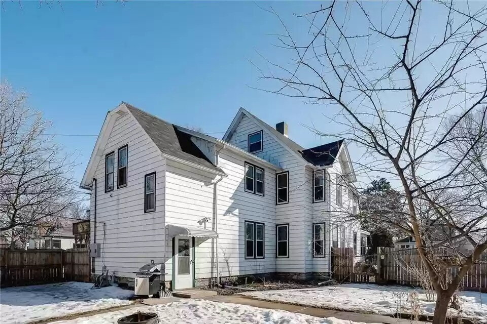 Foto principal - Spacious 4-Bedroom Duplex Retreat on 34th ...