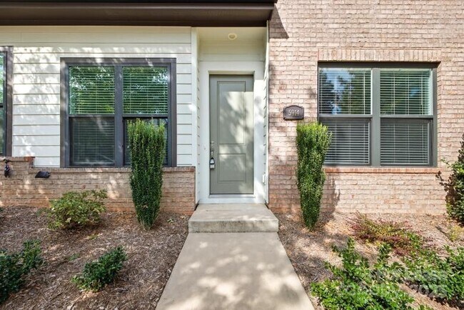 Foto del edificio - 5914 Ardrey Kell Rd