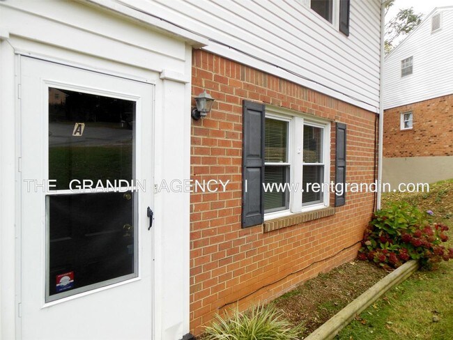 Building Photo - 1720 Pomeroy Road Unit A