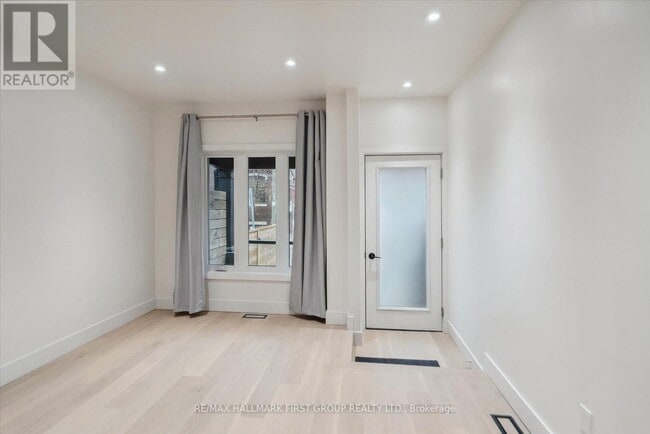 Photo du bâtiment - 285 Rhodes Ave