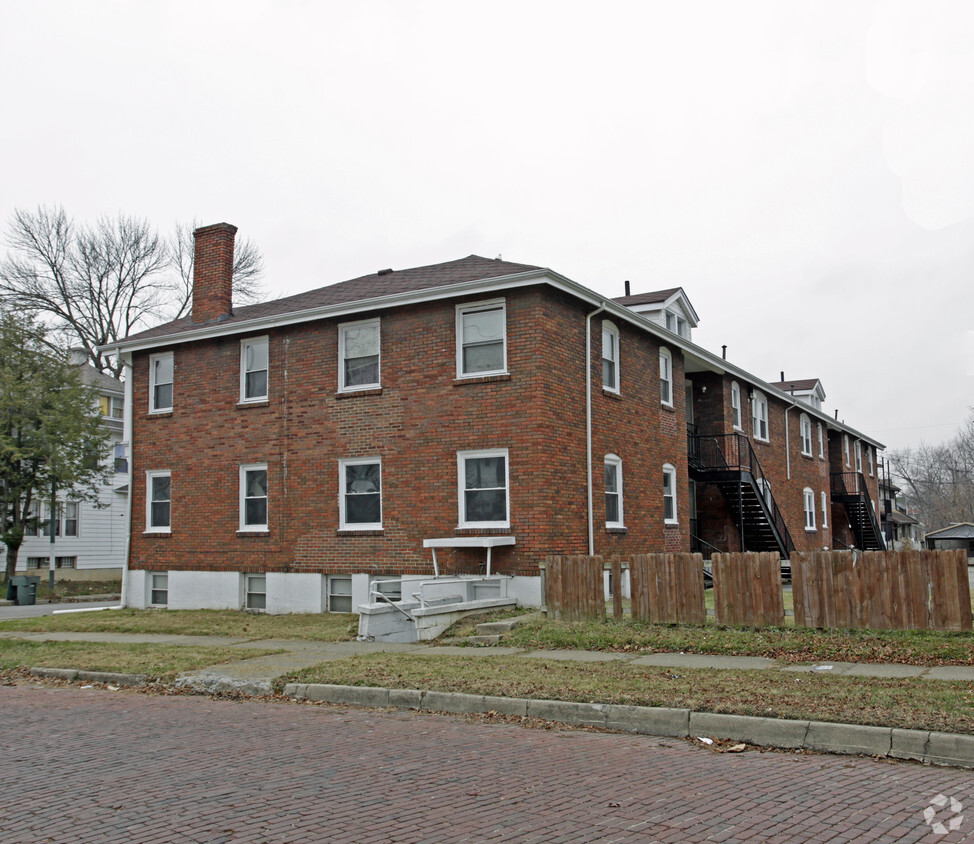 Building Photo - 701-709 Five Oaks Ave