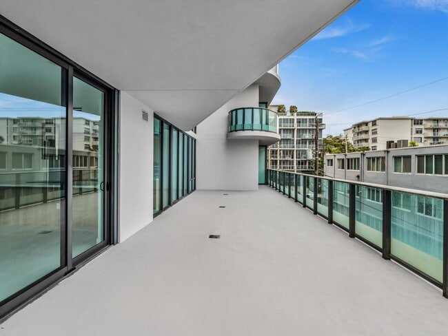 Building Photo - 9901 W Bay Harbor Dr