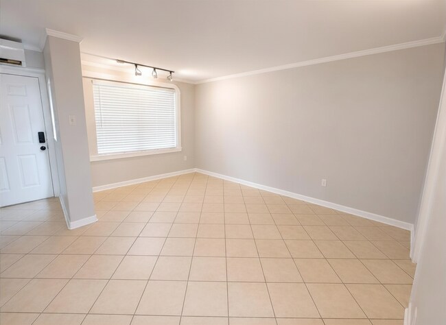 Foto del edificio - STUDIO APARTMENT LEASING AUGUST 9TH 2026! 1/2 DEPOSIT SPECIAL