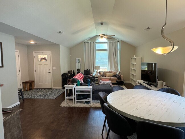 Foto del edificio - 3-Bedroom, 2-Bathroom Modern Home in East ...