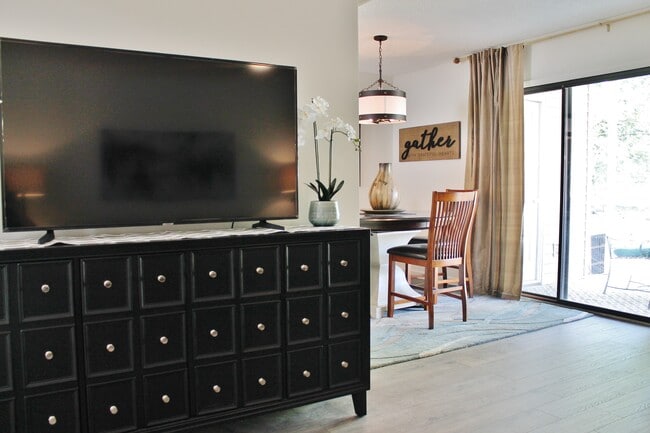 Foto del edificio - 7805 Renaissance Ct