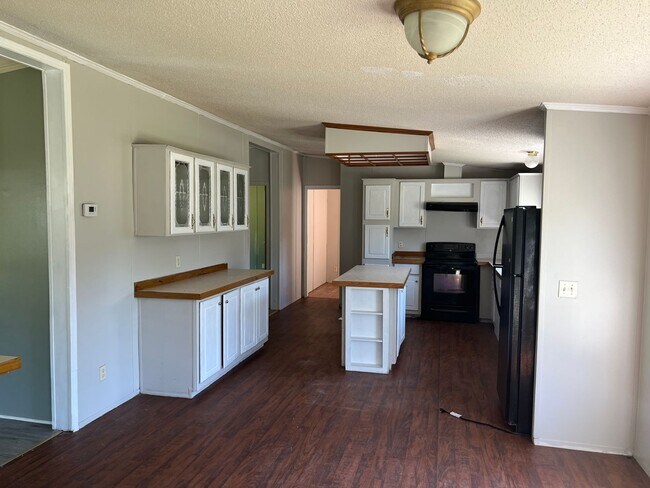 Building Photo - Nice 3 Bedroom 2 Bath Available Now! Sched...