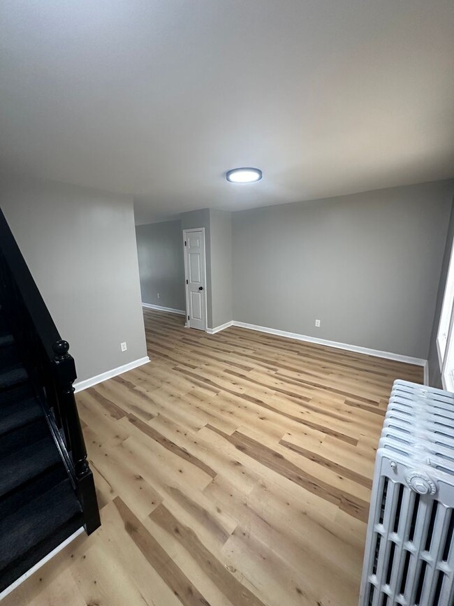 Building Photo - Fully renovated 3 Bed townhome