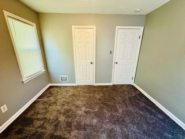 Building Photo - 3 Bedroom 1 Bath Welcome Section 8
