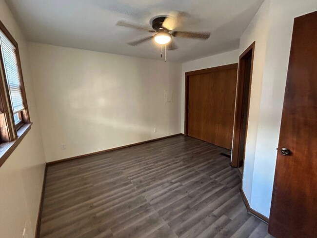 Foto del edificio - 422 E Broadway St