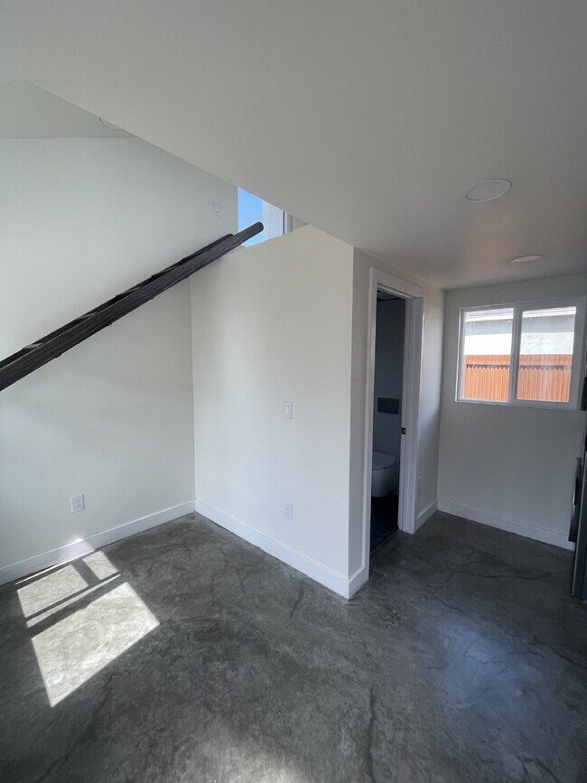 Foto del edificio - 1339 E 8th St