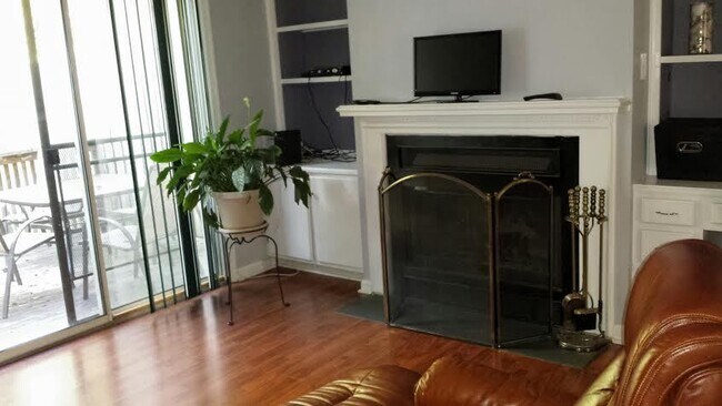 Foto del edificio - 2 Bedroom Townhome in NW Greensboro near parks and Greenway