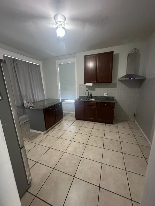 Foto del edificio - 2405 S Troy St