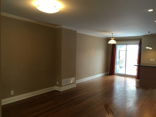 Building Photo - 12 Rosevear Av