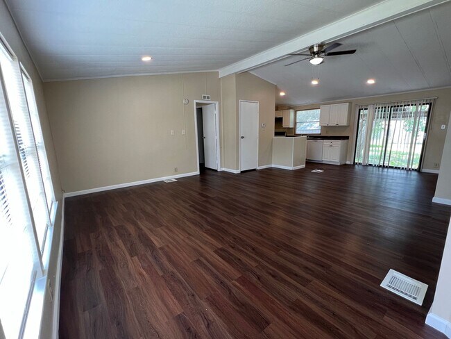 Foto del edificio - Spacious 3 bedrooms / 2 bath