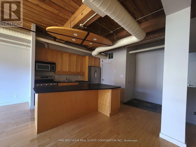 Building Photo - 436 Wellington St W