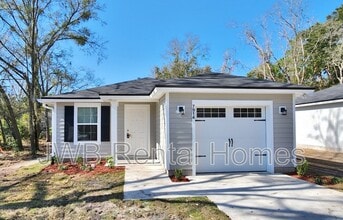 Building Photo - 7914 Pipit Ave
