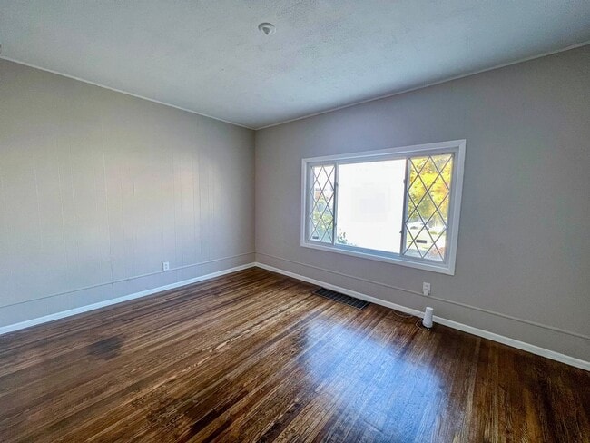 Building Photo - 4/1.5 Single Family Home | Hardwood Floors...