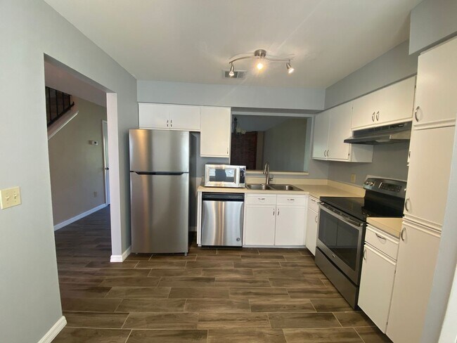Foto del edificio - 3/2.5 IN BEACON HILL WITH BRICK FIREPLACE