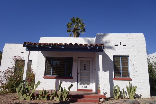 Foto del edificio - 2 bedroom, 1 bath house with a den in Sam ...