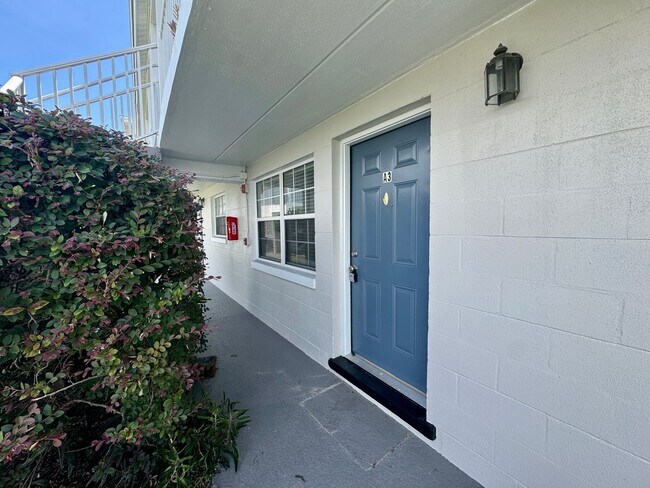 Foto del edificio - 1 Bed/1 Bath Ground Floor Condo in recently renovated apartment community.