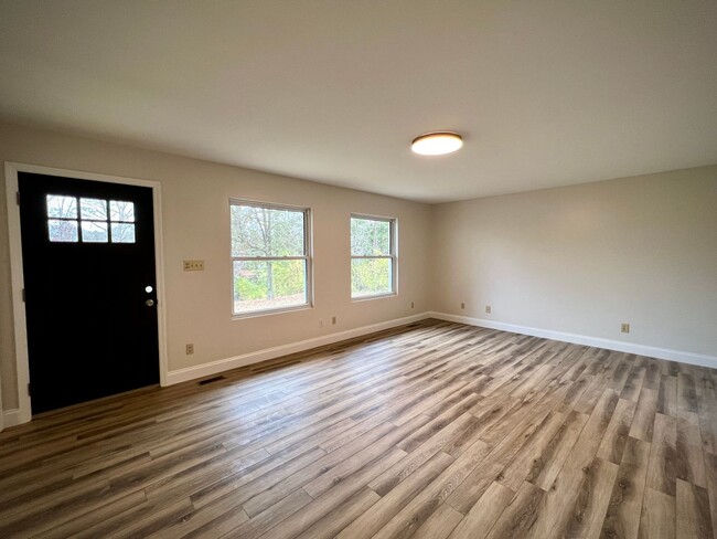 Building Photo - Beautifully Renovated Home!  5 Bedroom, 3 ...