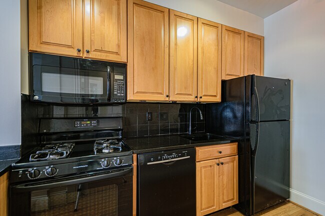 Building Photo - 2771 Woodley Plz NW