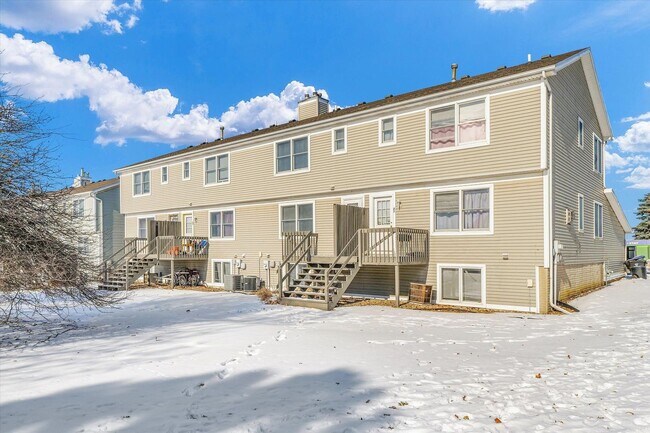 Foto del edificio - Spacious 3-Bed, 3.5-Bath Townhome with Attached Garage Overlooking Clearwater Park