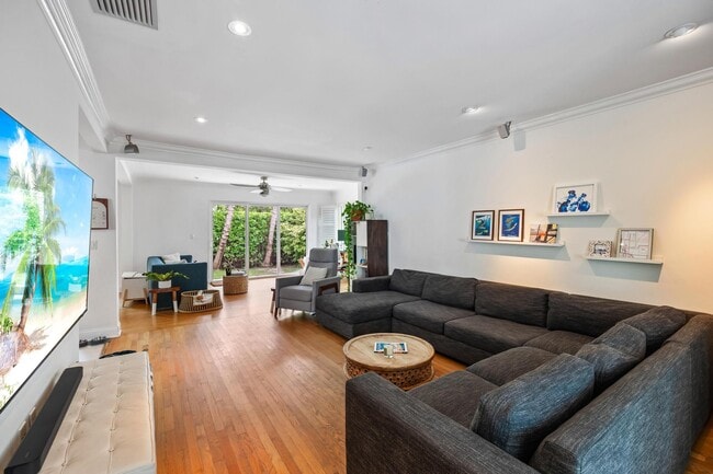 Foto del edificio - 9025 Dickens Ave