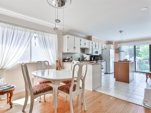 Building Photo - 4560 Av Mercier