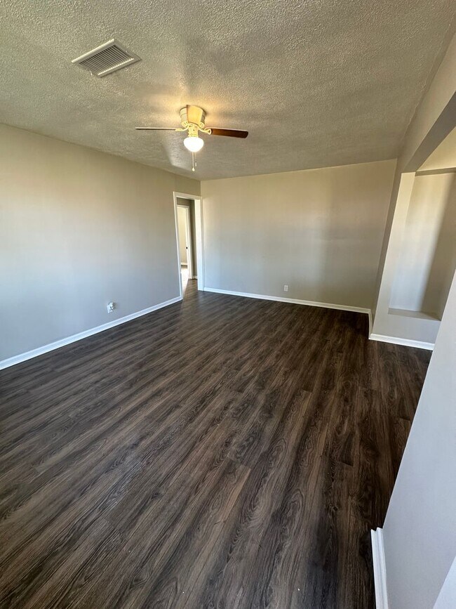 Building Photo - House for rent!