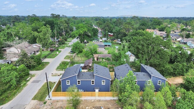 Foto del edificio - 8102 Crestview Dr