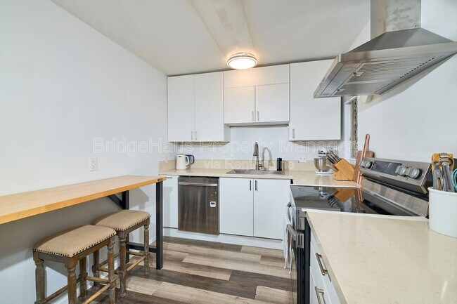 Building Photo - 4560 Maple Ave
