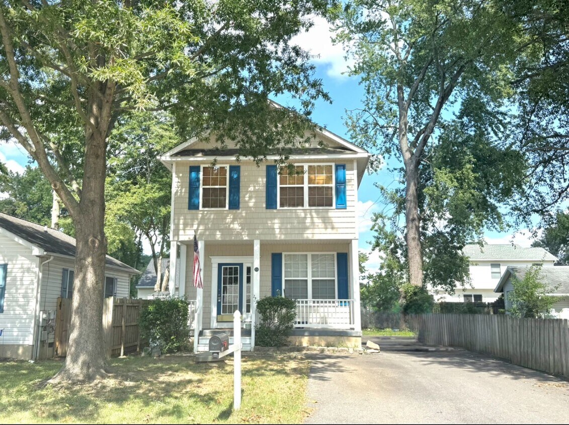 Foto principal - Lovely 3 BR/2.5 BA Single-Family Home in E...