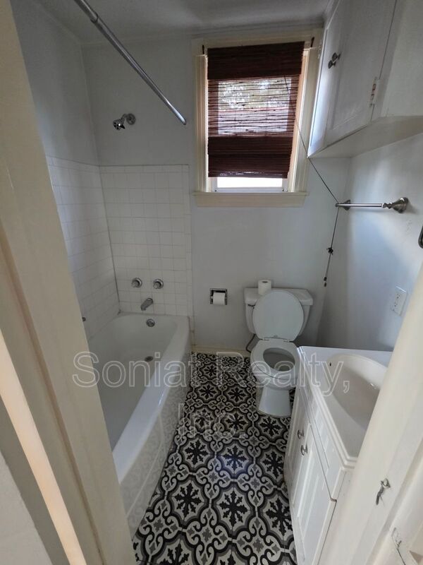 Foto del edificio - 1019 Clouet St