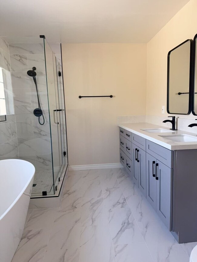 Foto del edificio - 1641 E Hillcrest Dr