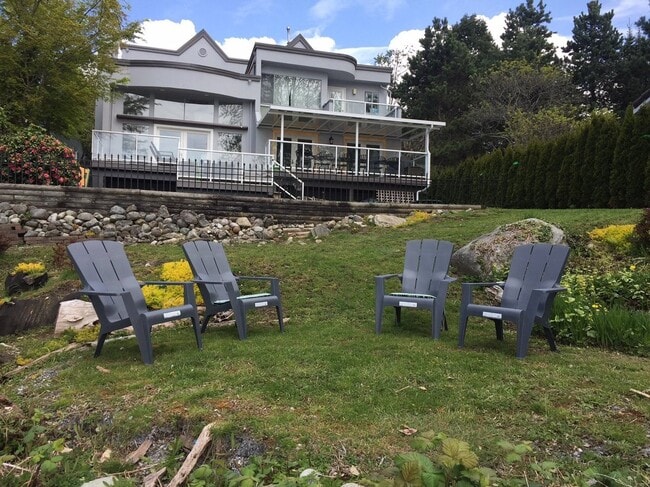 Photo du bâtiment - 2883 Dollarton Hwy