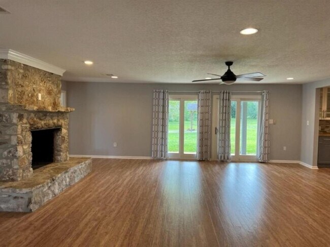 Foto del edificio - 22985 Hwy 105 W