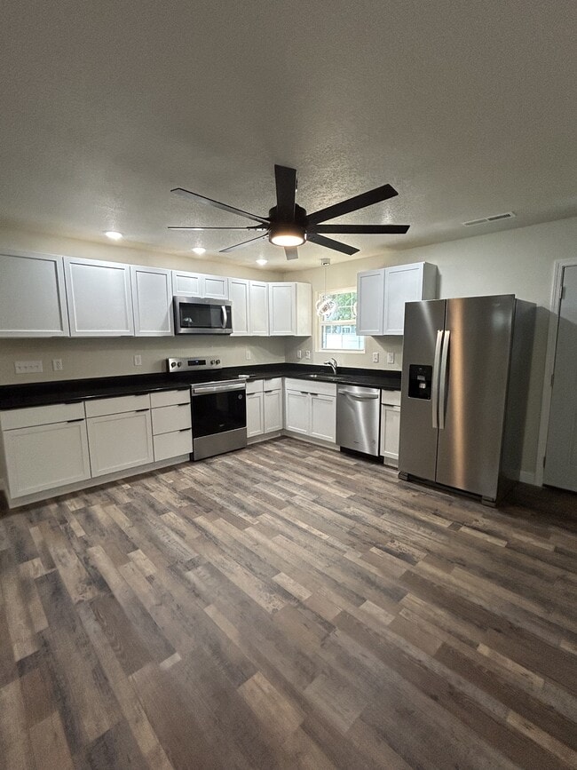 Building Photo - 838 S Hickory St