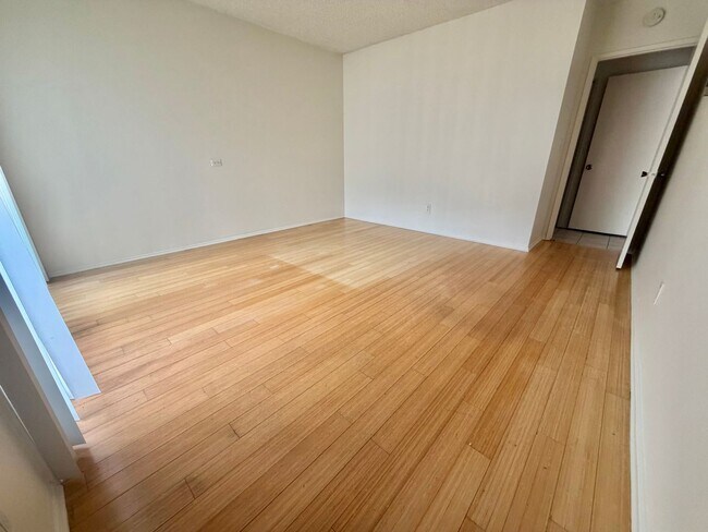 Foto del edificio - Resort-Style 1BD Condo with Pool, Spa, Gym & Gated Parking in El Segundo