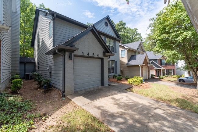 Building Photo - 1484 Gates Cir SE