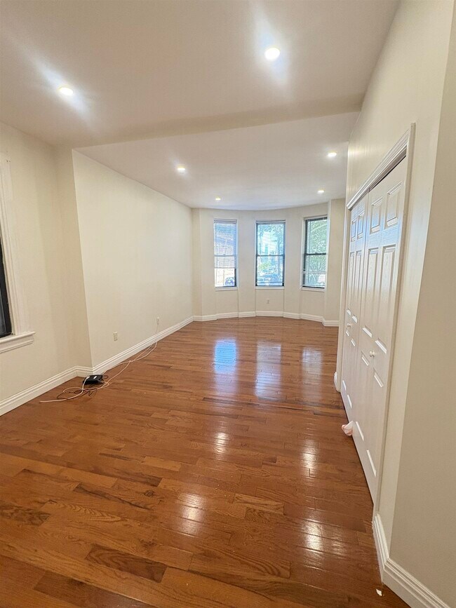 Foto del edificio - 447 Gregory Ave