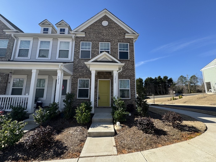 Primary Photo - Two bedroom 2 1/2 bath townhome covered fr...