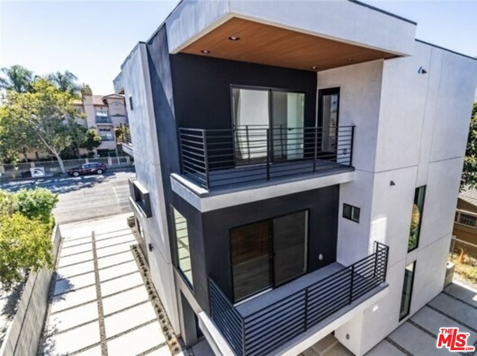 Foto principal - 5638 Woodman Ave
