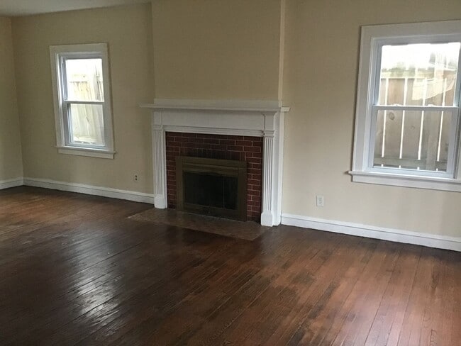 Building Photo - 2 bedroom single family