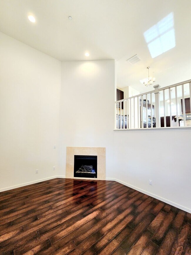 Foto del edificio - Stately 3 bedroom 2.5 bath townhouse in Re...