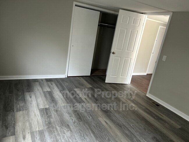 Building Photo - 191 E Oakfield Rd