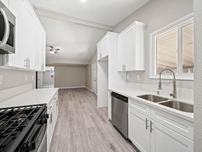 Building Photo - 4 Bedroom Single Family Home in Lancaster